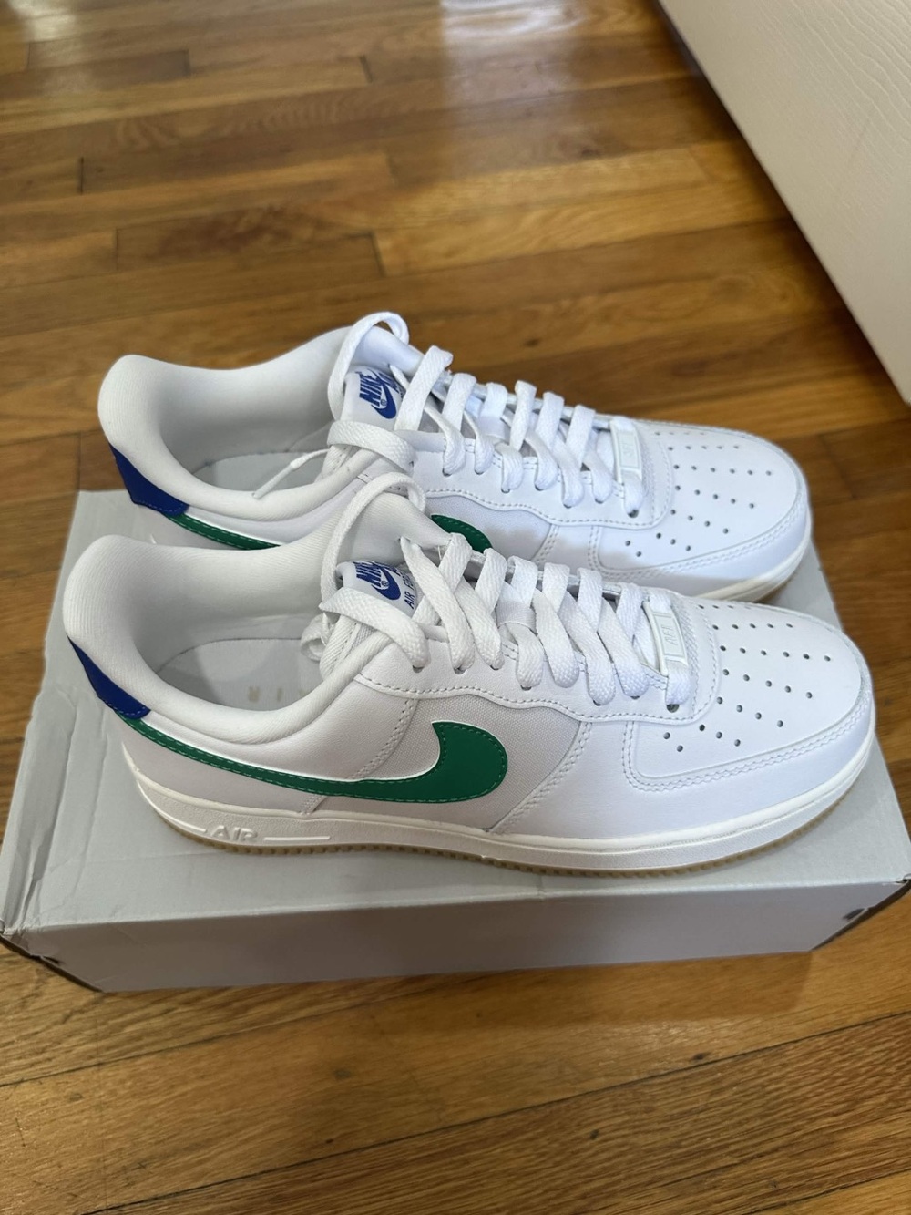 *New* Air Force Women White Green (DD8959-110) Size 9.5 *Damaged Original Box*